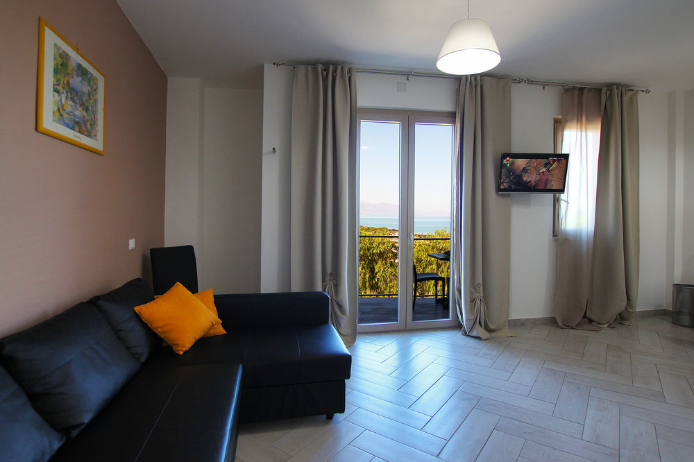 Belvedere Rent Rooms Campofelice Di Roccella Eksteriør bilde